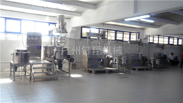 剪切攪拌乳化機(jī)是一種通過機(jī)器配備的高速轉(zhuǎn)子，對物料進(jìn)行沖擊、混合、分散等各種作用，物料被研磨得更細(xì)小，最終得到細(xì)膩穩(wěn)定的乳化產(chǎn)品的乳化設(shè)備。在生產(chǎn)中，為了更好地發(fā)揮其作用，就需要對其定期進(jìn)行清洗。今天小編來到鈺翔工作人員的清洗現(xiàn)場，給大家進(jìn)行報道。